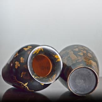 An the pic of a Pair of lacquered terracotta vases with chinoiserie