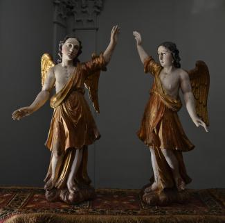 Pair of sculptures representing angels, front