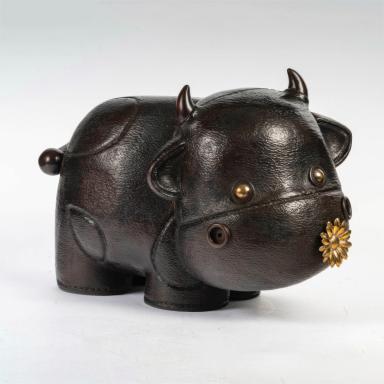 Foncky two, cow with a daisy, view 1