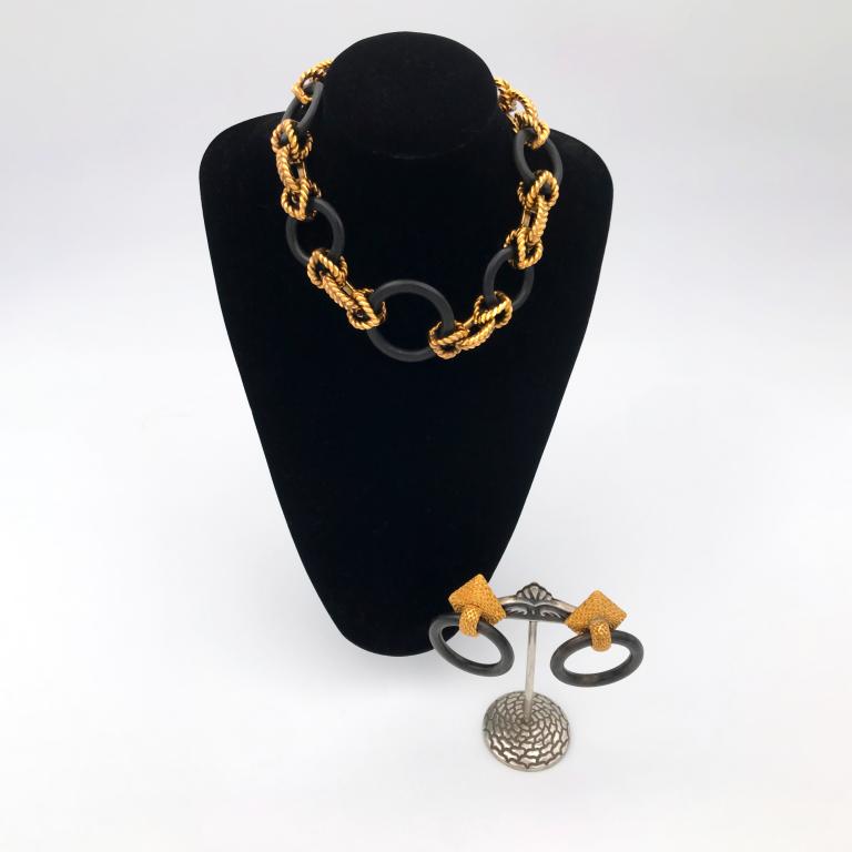 Necklace and earrings in ebony and bronze