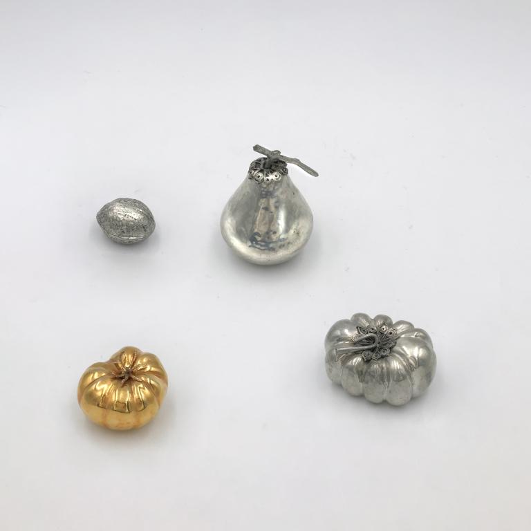 Set of little objects in silver or in gold platters