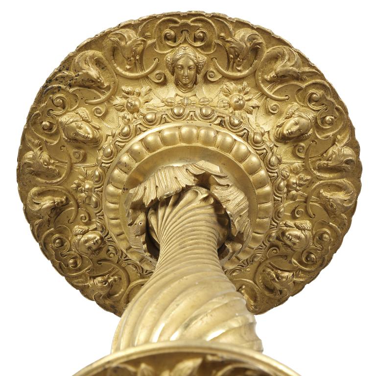 Large gilded bronze chandelier decorated with cherubs, detail 1