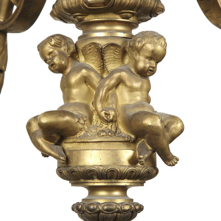 Large gilded bronze chandelier decorated with cherubs, detail 2