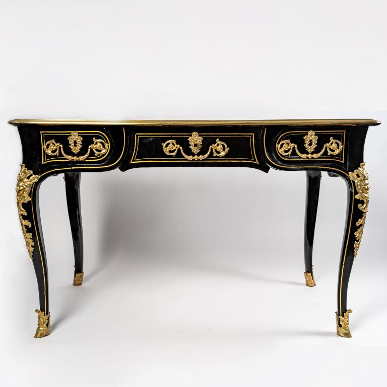Front of the French Louis XIV Period, Elegant flat black lacquered desk with ormolu masks circa 1700