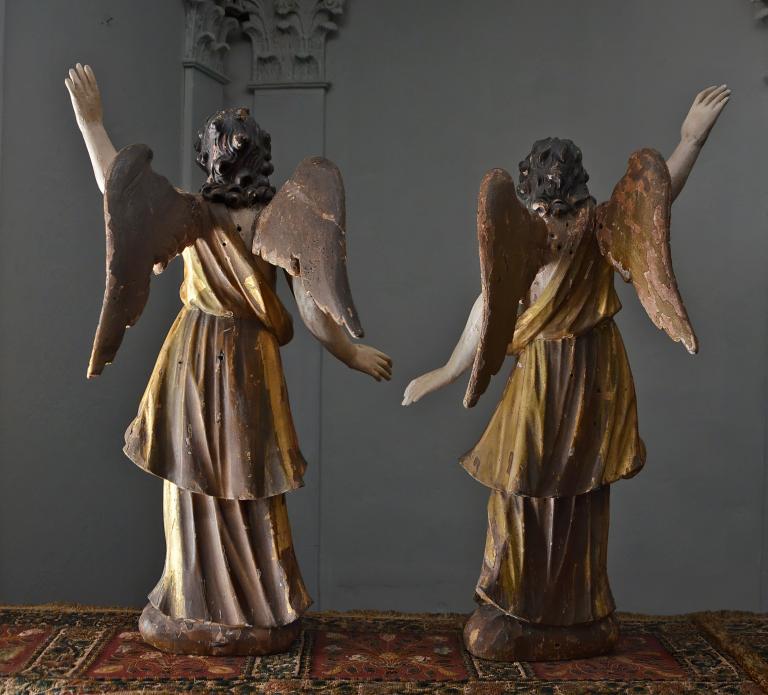 Pair of sculptures representing angels, back