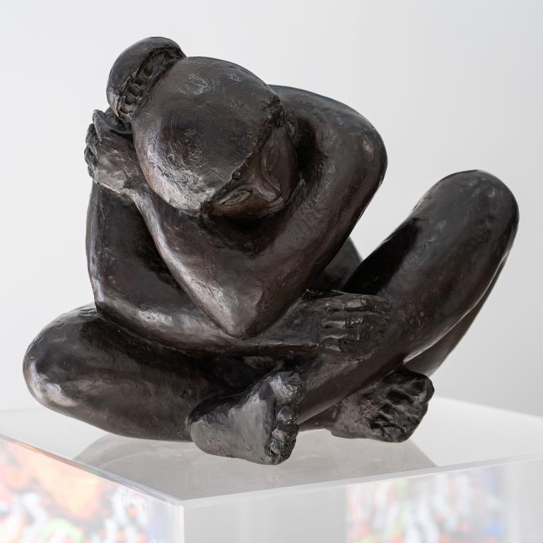 Crouching woman, bronze sculpture signed Volti, view 2