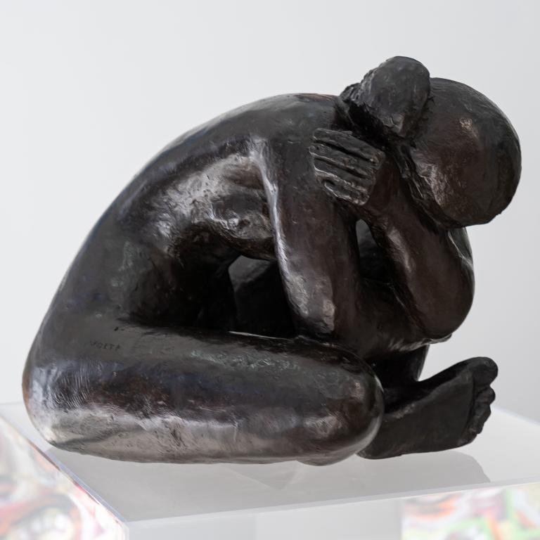 Crouching woman, bronze sculpture signed Volti, view 3