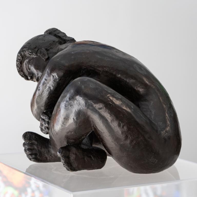 Crouching woman, bronze sculpture signed Volti, view 5