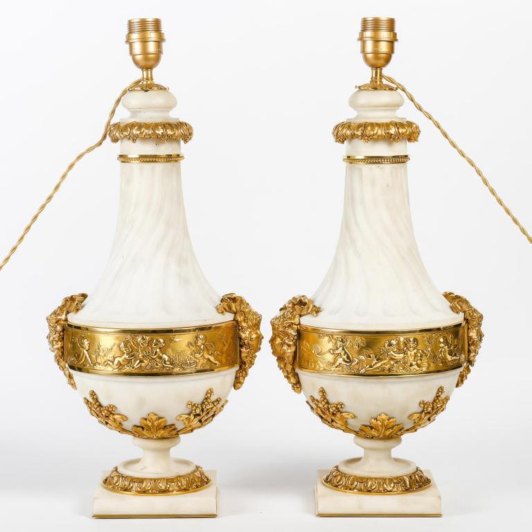 Pair of fluted marble and bronze urns in the style of Louis XVI, circa 1880. 