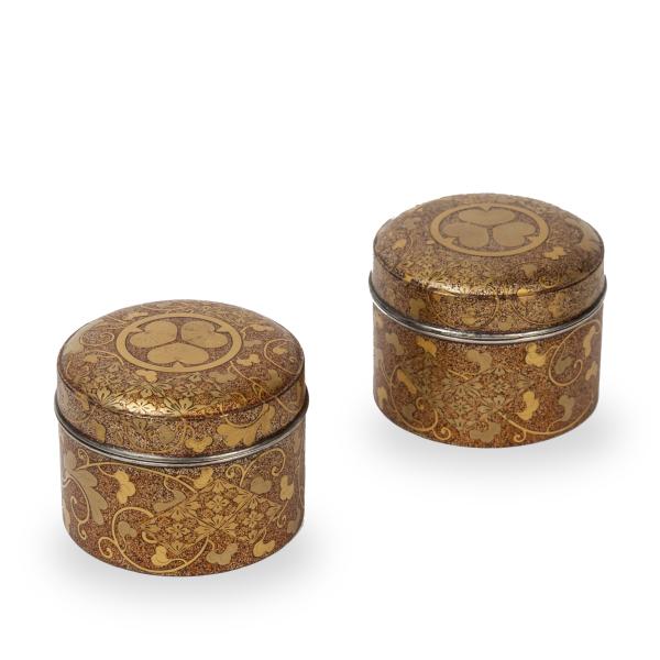 galerie tiago Japanese lacquered pair of circular make-up boxes