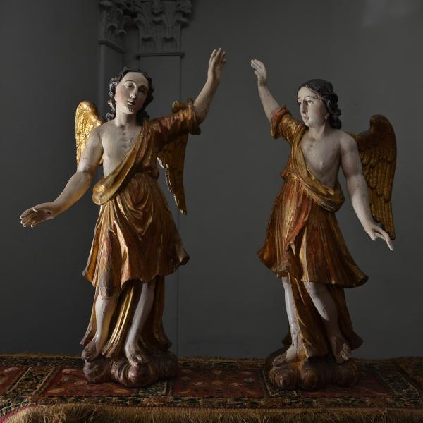 Pair of sculptures representing angels, front